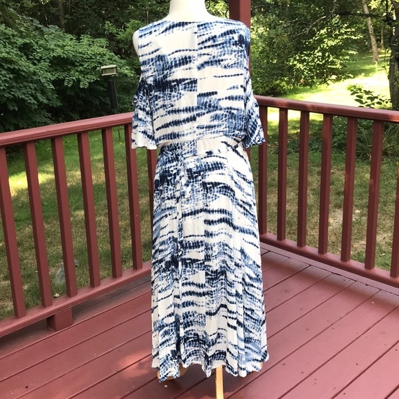 NWT! TORRID Size 2X blue tie dye cold shoulder wrap dress - Picture 4 of 10
